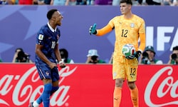 Frankreichs Superstar Kylian Mbappe (li.) jubelte vor den Augen von Paraguays Keeper Orlando ...