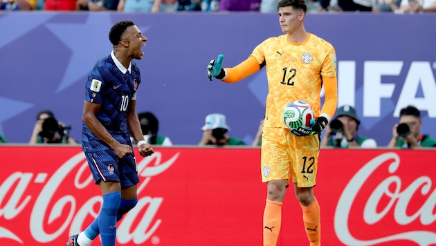 Frankreichs Superstar Kylian Mbappe (li.) jubelte vor den Augen von Paraguays Keeper Orlando ...