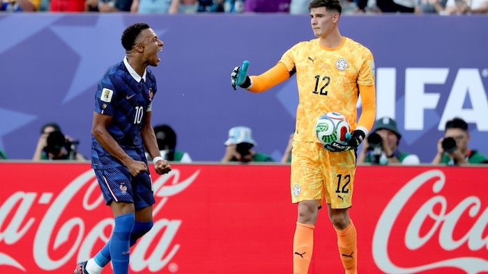 Frankreichs Superstar Kylian Mbappe (li.) jubelte vor den Augen von Paraguays Keeper Orlando ...