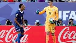 Frankreichs Superstar Kylian Mbappe (li.) jubelte vor den Augen von Paraguays Keeper Orlando ...