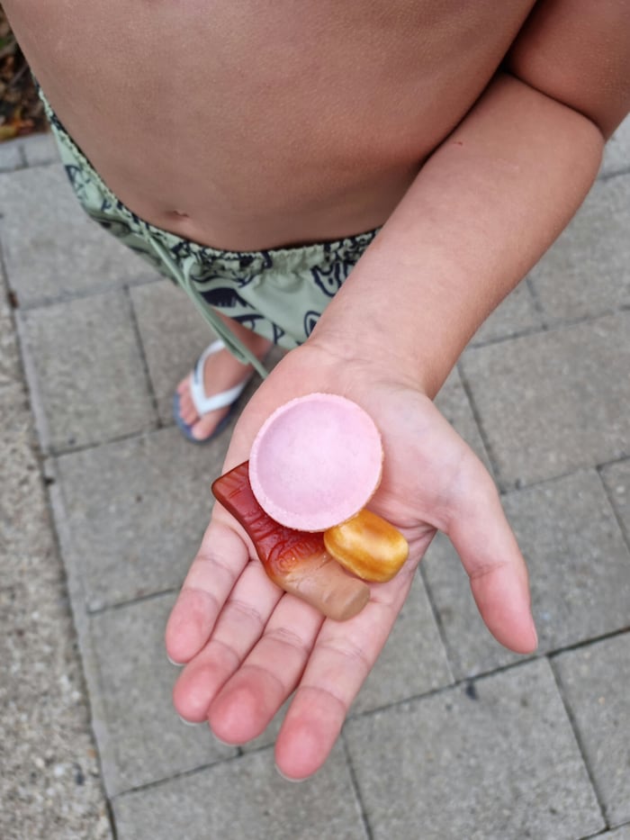 Je eine Handvoll Süßes für drei Kinder: insgesamt 4,50 Euro.