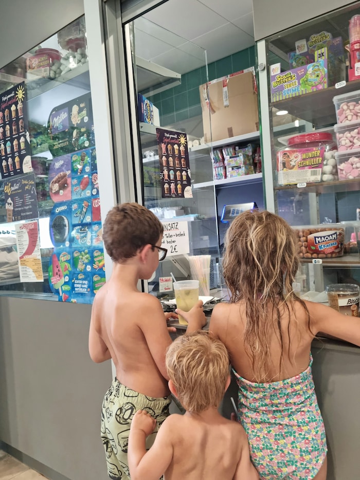 Der obligatorische Abstecher zum Buffet gehört zum Freibad-Besuch dazu.