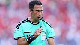 Facundo Tello pfeift die Partie Fankreich gegen Marokko.