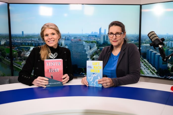 Die Kulturjournalistinnen Franziska Trost und Judith Belfkih (re.) im Podcast-Studio vom Kultur ...