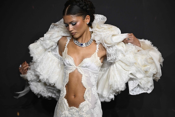 Zendaya kam im weißen Satinkleid von Louis Vuitton und ließ ihre Bauchmusklen blitzen.