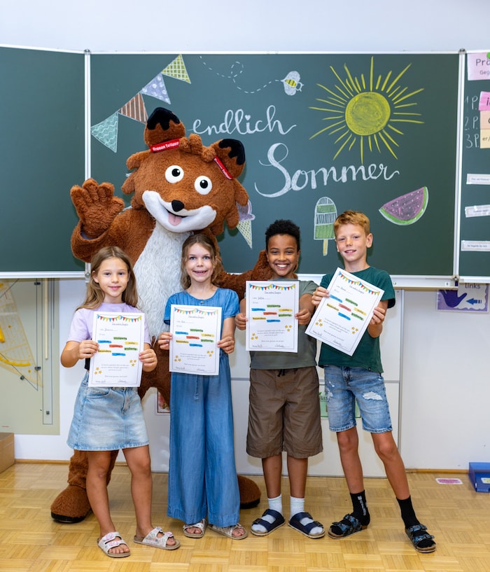 Auch Theo Lesefuchs gratulierte den Kindern in der VS Kraig.