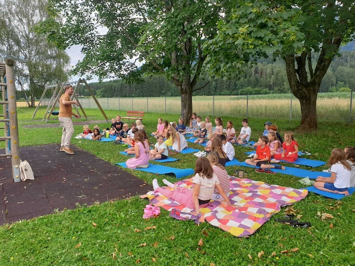 In der Volksschule Globasnitz lauschten die Kinder aufmerksam denn Geschichten von Leseonkel ...