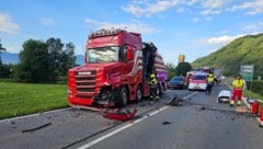 Der entstandene Sachschaden ist hoch; die Autolenkerin wurde bei dem Unfall verletzt.