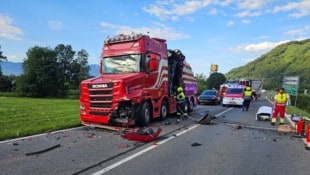 Der entstandene Sachschaden ist hoch; die Autolenkerin wurde bei dem Unfall verletzt.