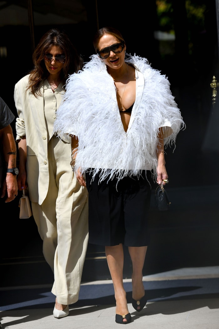 Ein schwarzer BH, darüber eine voluminöse weiße Jacke mit Straußenfedern: Jennifer Lopez setzte ...