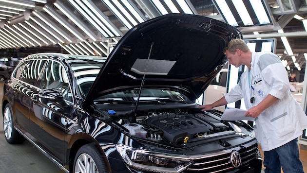 Laut deutschen Medienberichten wackeln beim Autobauer Volkswagen (VW) gar 50.000 bis 100.000 ...