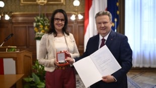 Stolz präsentiert Greco das von Bürgermeister Ludwig verliehene Ehrenzeichen.