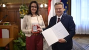 Stolz präsentiert Greco das von Bürgermeister Ludwig verliehene Ehrenzeichen.