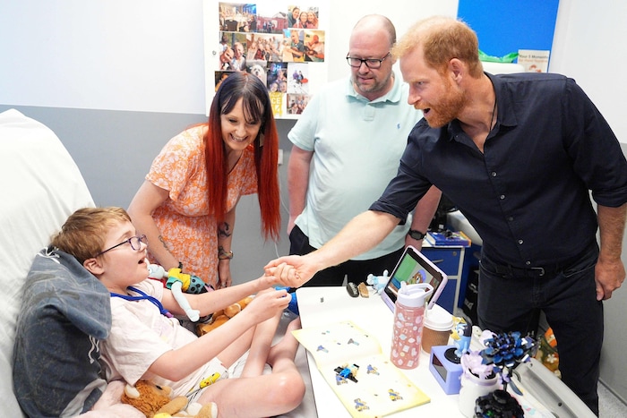 Herzensmoment für Prinz Harry: Im Kinderkrankenhaus von Birmingham traf er am Donnerstag den ...