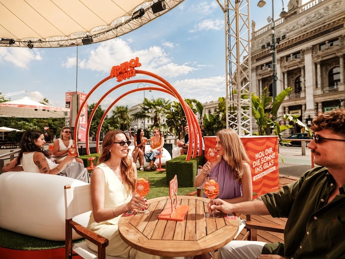 Spritzgetränke und Live-Musik am Rathausplatz.