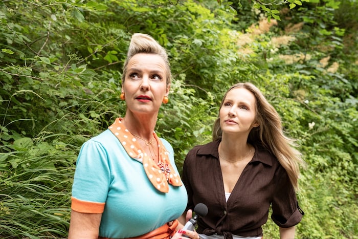 m Bild (v.li.): Katharina Pichler (Nina), Melissa Naschenweng (Melanie)