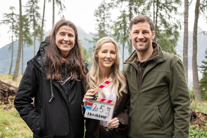 Im Bild (v.li.): Regisseurin Patricia Frey, Melissa Naschenweng, Ferdinand Seebacher