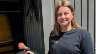 Mutig und besonnen: Maria Mitrovits (r.) vor jener Gartenhütte, in der sie einen Kabelbrand ...