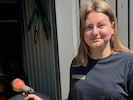 Mutig und besonnen: Maria Mitrovits (r.) vor jener Gartenhütte, in der sie einen Kabelbrand ...
