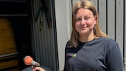 Mutig und besonnen: Maria Mitrovits (r.) vor jener Gartenhütte, in der sie einen Kabelbrand ...