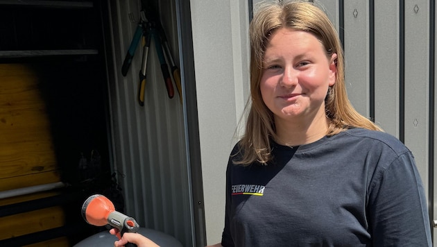 Mutig und besonnen: Maria Mitrovits (r.) vor jener Gartenhütte, in der sie einen Kabelbrand ...