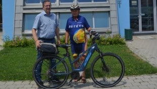 Bürgermeister Thomas Schmid (li.) gratuliert Friedrich Kucher zu 150.000 Rad-Kilometern. 