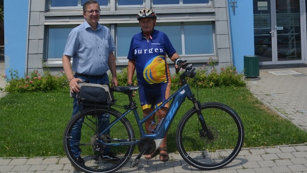 Bürgermeister Thomas Schmid (li.) gratuliert Friedrich Kucher zu 150.000 Rad-Kilometern.