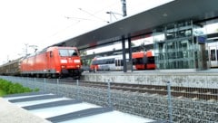 Die Gruppe versuchte zuerst, auf dem Fahrradabstellplatz des Lauteracher Bahnhofs, ein E-Bike ...
