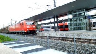 Die Gruppe versuchte zuerst, auf dem Fahrradabstellplatz des Lauteracher Bahnhofs, ein E-Bike ...