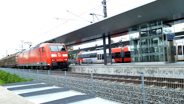 Die Gruppe versuchte zuerst, auf dem Fahrradabstellplatz des Lauteracher Bahnhofs, ein E-Bike ...