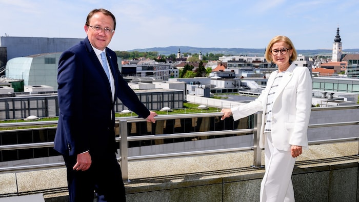 Über den Dächern St. Pöltens: Stadler und Mikl-Leitner mit Blick vom Landhaus über die Stadt bis ...