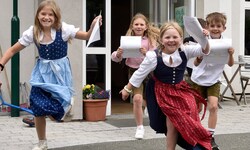 Ab in die Ferien: Kinder der Mini-Volksschule Oberweißburg im Lungau