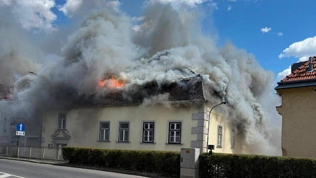 Ein Dachstuhl in der Kierlingerstraße in Klosterneuburg brannte am Donnerstag.