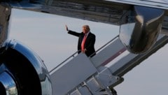 Trump steigt in Palm Beach in die Air Force One ein.