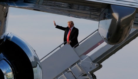 Trump steigt in Palm Beach in die Air Force One ein.