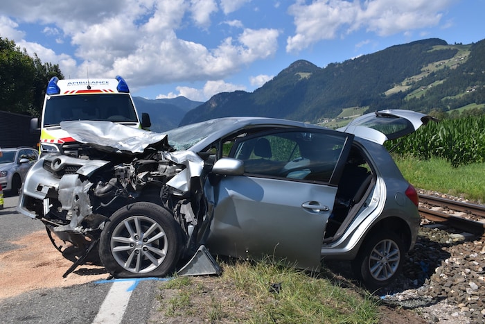 Der kleinere Wagen wurde schwer beschädigt.