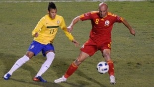 Gabriel Mureșan im Teamdress Rumäniens (re.) bei einem Testspiel gegen Brasilien mit dem damals ...