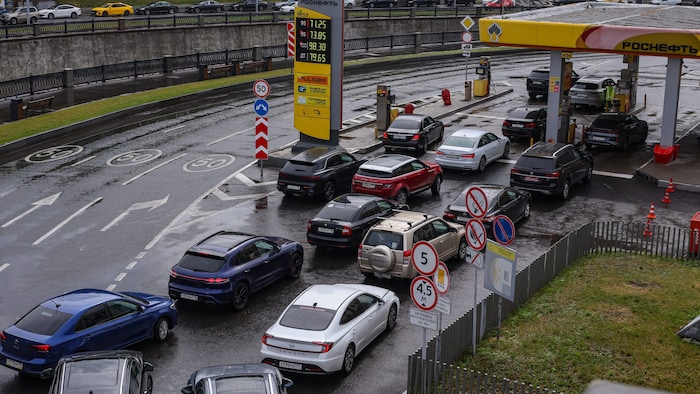 Die Russen kämpfen mit einer Treibstoff-Knappheit, vor den Tankstellen bilden sich lange ...