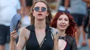 Schwarze und knappe Outfits setzten sich heuer unter den Besuchern durch.