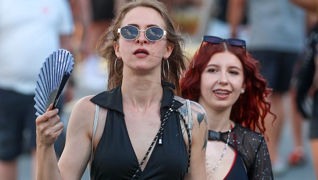 Schwarze und knappe Outfits setzten sich heuer unter den Besuchern durch.