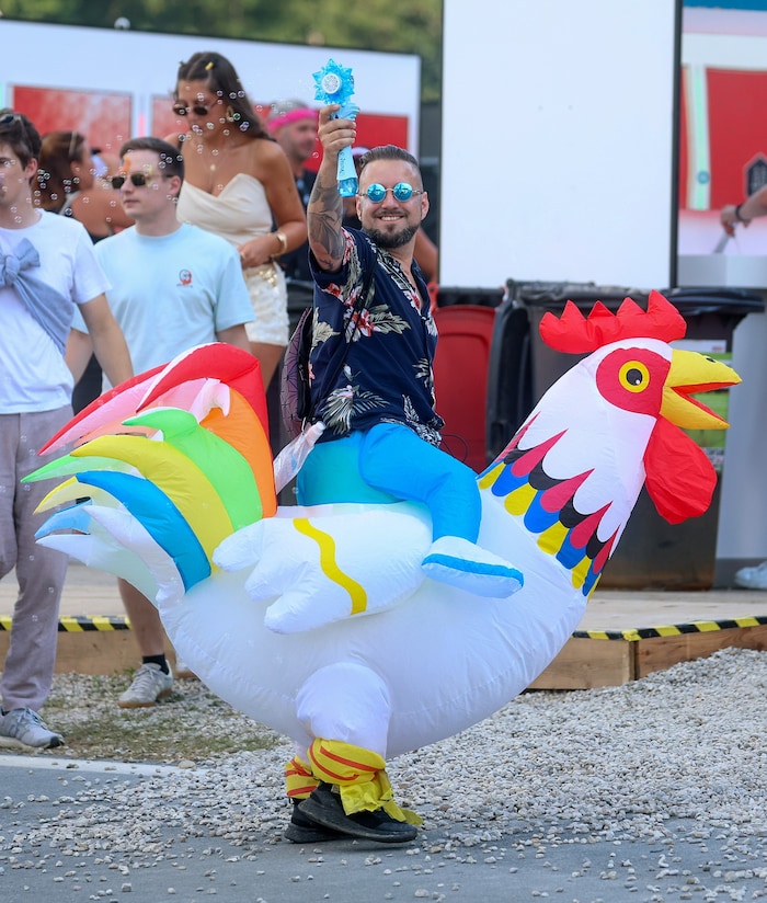 Florian wählte für den Festivalbesuch ein auffälliges Henderl-Kostüm.