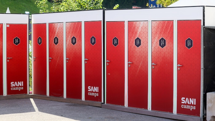 600 Toiletten befinden sich am Gelände.