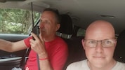 Norbert Unterköfler (li.) gewährte „Krone“- Redakteur Lukas Töfferl im Betreuerauto exklusive ...