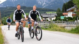 Mit dem Rad an Salzburgs toller Bergwelt vorbei zum Training: Wohlmuth und Sulzner