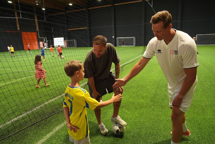 Spendlhofers Sohnemann beim Shakehands mit Roman Kienast