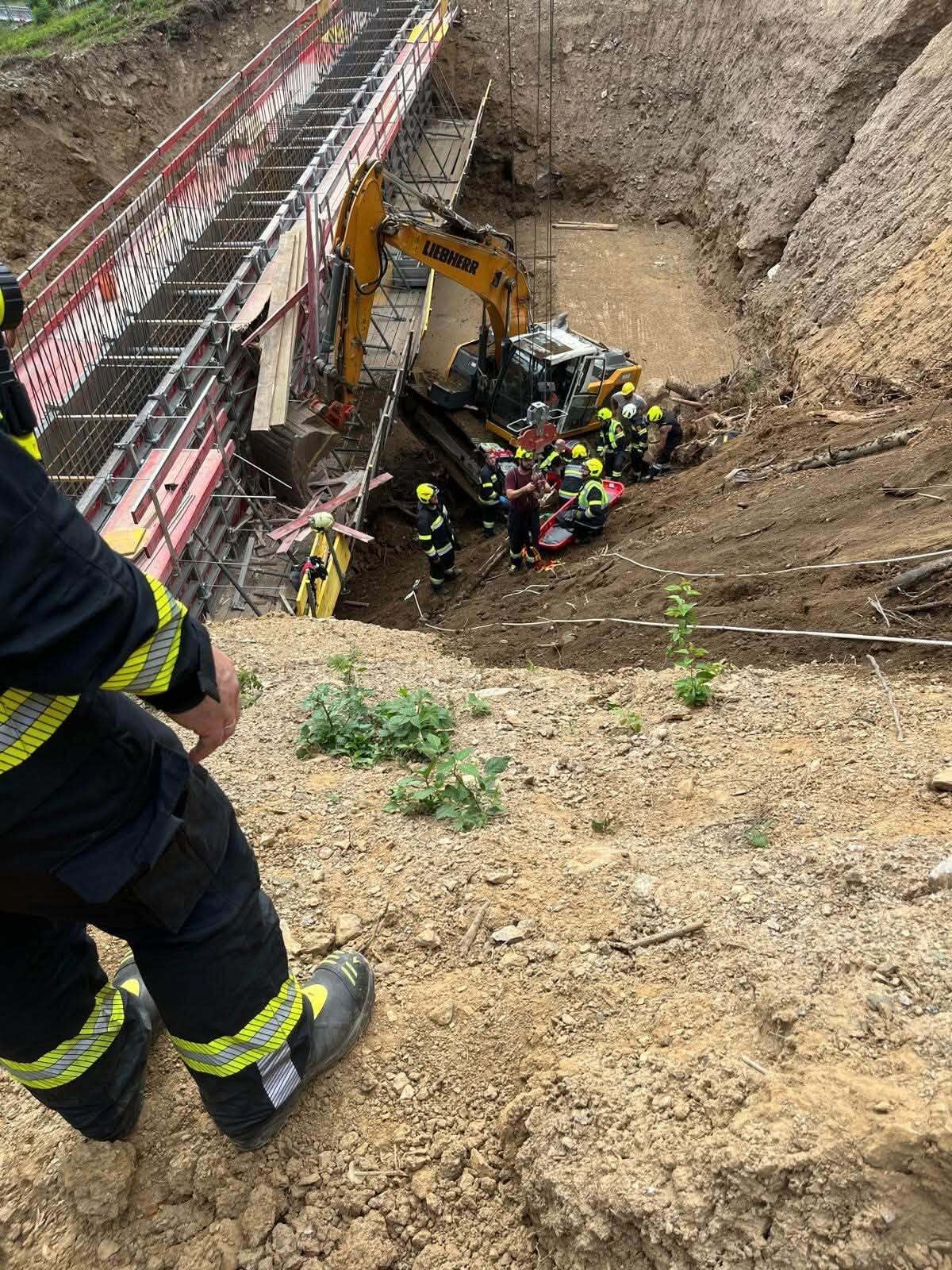 Etwa 20 Meter tief stürzte der Bagger, der Baggerführer wurde aus der Kabine geschleudert.
