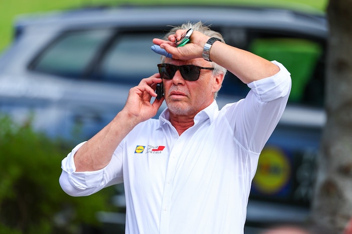 Auch Rundfahrt-Chef Thomas Pupp hat alle Hände voll zu tun. Sein Handy steht während der Tour ...