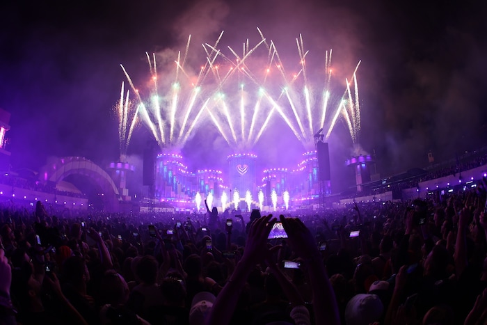 Feuerwerk und wummernde Bässe. Die Eröffnungsshow ist jedes Jahr aufs Neue ein gigantisches ...