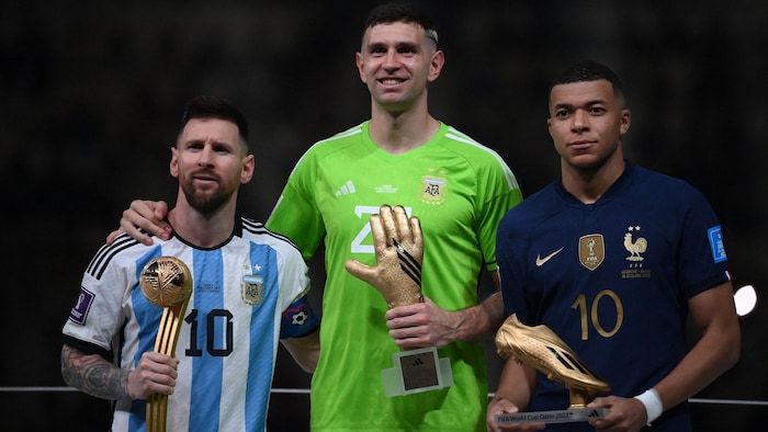 2022 gewann Mbappe (rechts) den „Goldenen Schuh“.