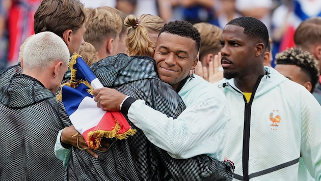 Kylian Mbappé receives support from Erling Haaland.